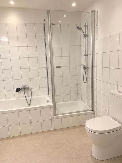 Period-building dream, first occupancy after renovation, 3 rooms, balcony & prime location in Stadtfeld – Dusche & Badewanne