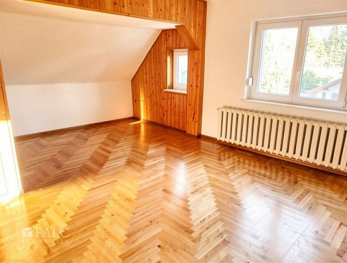 Charmantes Haus mit Sanierungspotential auf großem Grundstück – Zimmer OG