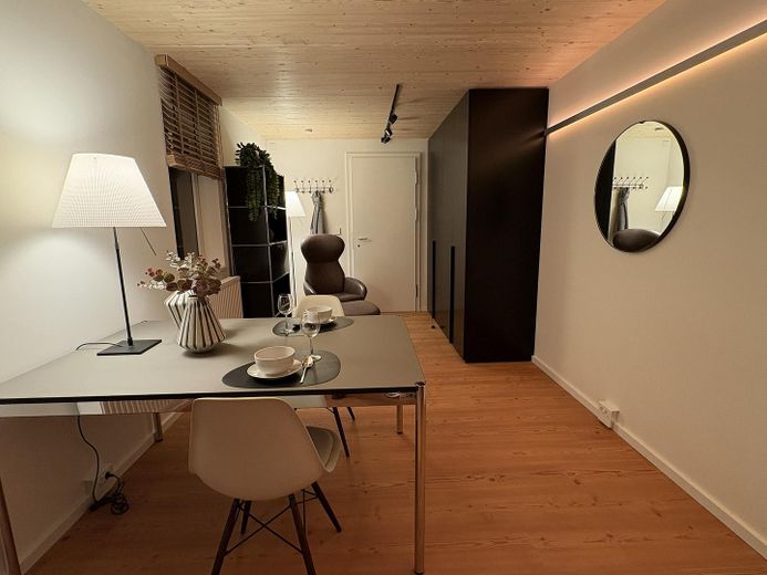 Komfort-Loft in Toplage mitten im Zentrum von Erlangen – Kleiderschrank Abendstimmung