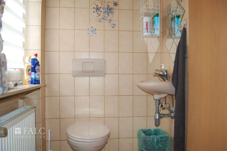 +++Großes Einfamilienhaus mit Option für Vermietung, Praxis- oder Büroräume und schönem Garten+++ – Gäste-WC_EG