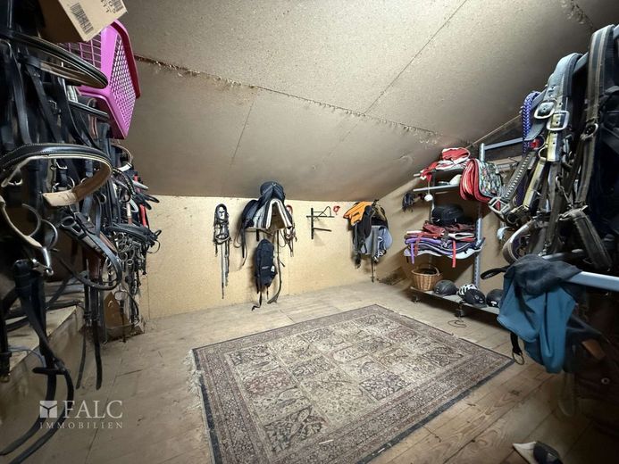 ***Mehrfamilienhaus &amp; Exklusiver Pferdehof mit Reitanlage auf ca 21.000 m² Grundstück*** – Sattelkammer