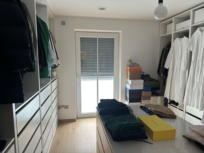 Near Simmerleinplatz: As-new, bright XXL semi-detached house, upscale features, KFW70 standard, with fitted kitchen – OG Ankleide