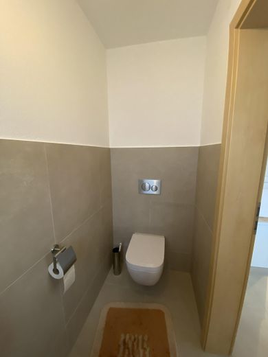 Hochwertig modernisiertes Einfamilienhaus in begehrter, stadtnaher Lage (provisionsfrei, Erstbezug) – Gäste-WC