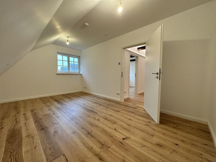 hochwertiger Erstbezug im kernsanierten Bauernhaus - Maisonette unter Reet am Elbdeich – OG Zimmer 1 (ca. 13 qm)