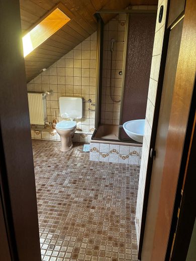 Bezugsfertiges Reihenhaus mit lichtdurchfluteter Glasterrasse – DG Duschbad