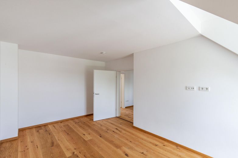 PROVISIONSFREI – Traumhafte Galerie-Wohnung im Erstbezug am Dorfplatz von Augsburg-Inningen – Schlafzimmer