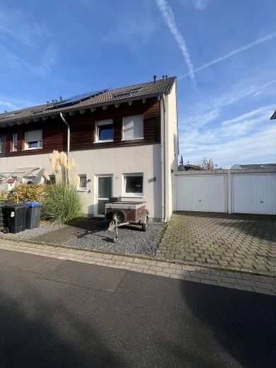 Modernes High-Tech-Wohnen: Reihenendhaus mit smarthome-Komfort & Gartenoase – Haufront