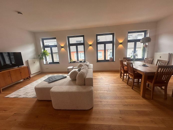 Esclusivo appartamento di 2 locali con carattere loft, arredato con materiali di alta qualità – posizione top nel centro storico di Colonia – Wohnzimmer mit Essbereich