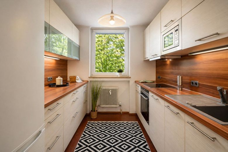 Selten in München: Uneinsehbare Wohnung mit Balkon ins Grüne – Moderne Einbauküche