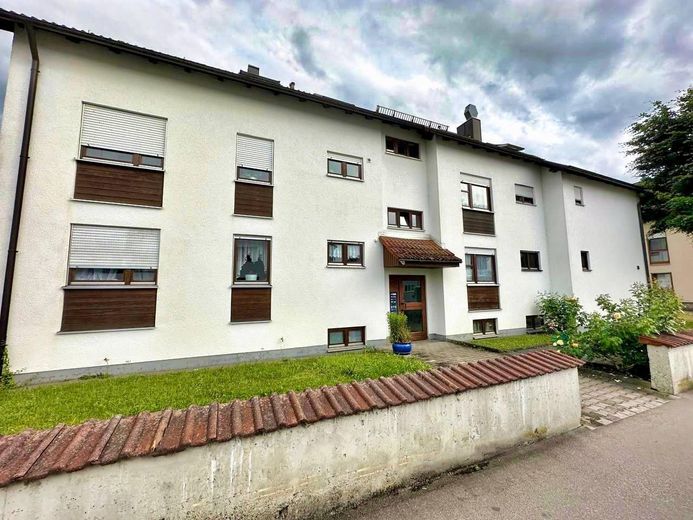 2 Zimmer- Dachgeschoss- Wohnung in schöner Wohnlage in Neu-Ulm / Pfuhl – Gepflegtes Gebäude