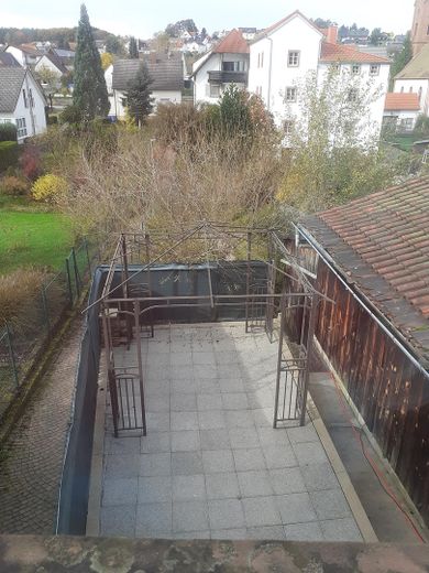 Blick auf Terrasse u.Privatweg