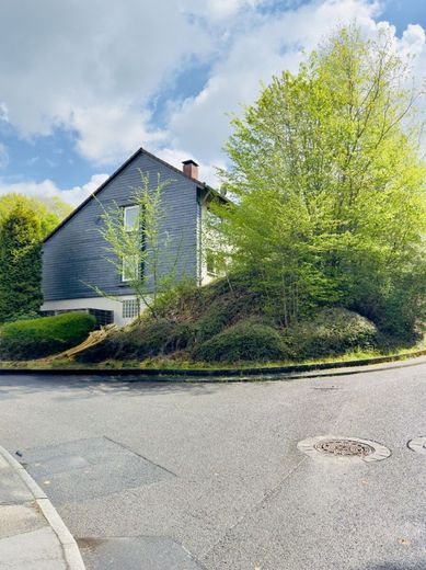 Mehrfamilienhaus in Bergisch Gladbach mit großem Grundstück &amp; Entwicklungspotenzial – Objektansicht