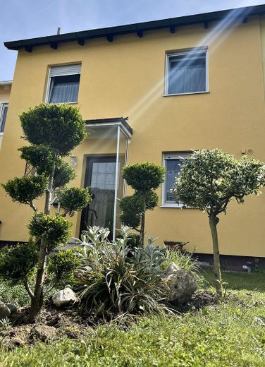 Gepflegtes und umfassend saniertes Reihenmittelhaus in Kirchseeon – sofort bezugsfrei – Eingangsbereich