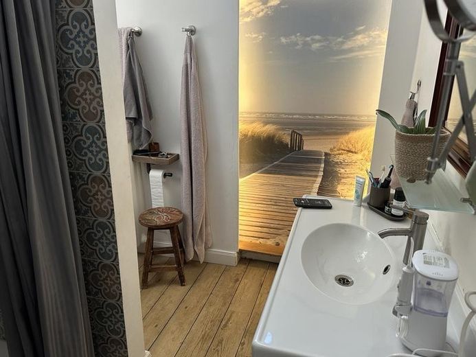 Historisches Stadthaus mit 4 Wohneinheiten, Garten und Ostseeblick – 160 m zum Meer – EG: Badezimmer