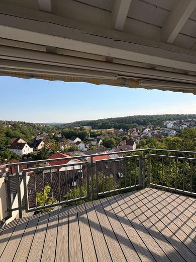 Wohnen wie im Haus: 4-Zimmer-Maisonette mit Talblick, Balkon und Carport – Balkon