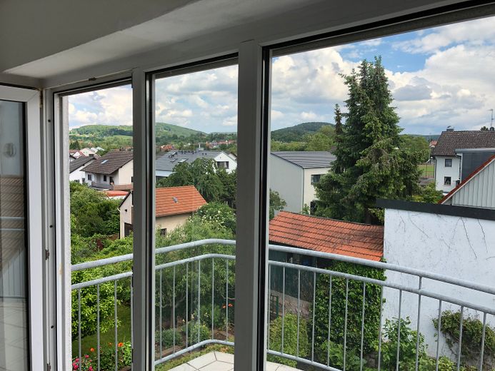 Attraktive 3,5 Zimmer-Wohnung in Schweinheim mit TG – Blick vom Wohnzimmer 