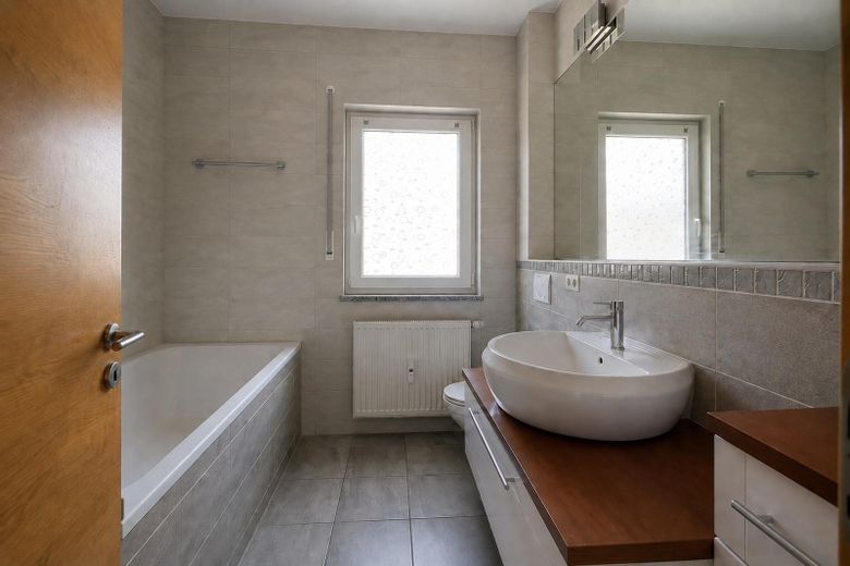 Appartement 3 pièces avec terrasse sur le toit à Ingolstadt-Nordwest, place de parking en garage souterrain incluse - sans commission – Bad mit Fensteransicht