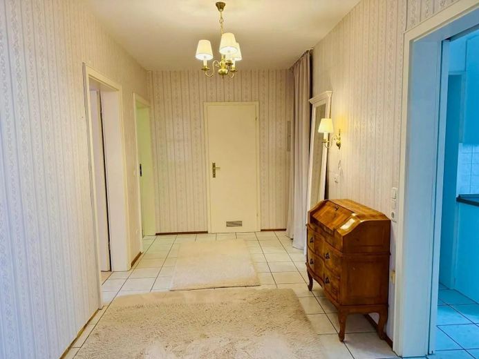 Appartamento di 3 locali con balcone a Krailling, 100 m² – Flur