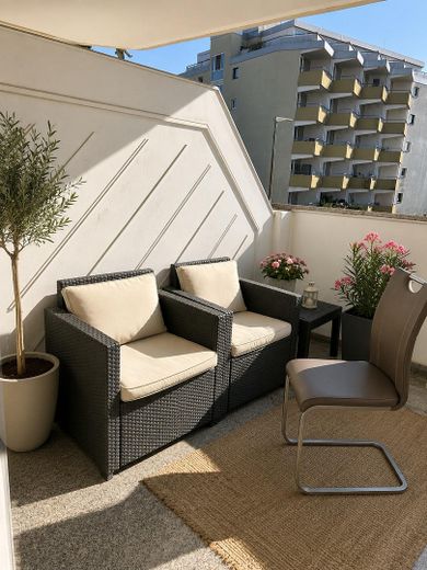 Attraktive 2-Zimmer-Wohnung in gepflegtem mediterranen 6-Familien-Haus – Balkon Teilansicht