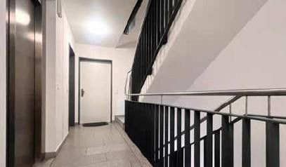 Treppenhaus mit Aufzug