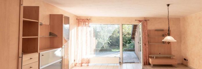 Wohnzimmer mit Gartenausgang