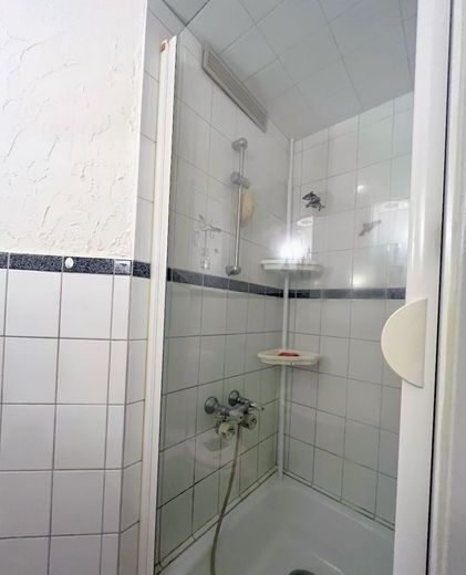 Charmante vermietete Souterrain-Wohnung mit 3 Zimmern, Einbauküche und separatem Eingang in ruhiger Lage – Badezimmer