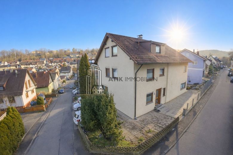 ATIK: Freistehendes Zweifamilienhaus mit Anbau auf großem Grundstück – Drohnenaufnahme