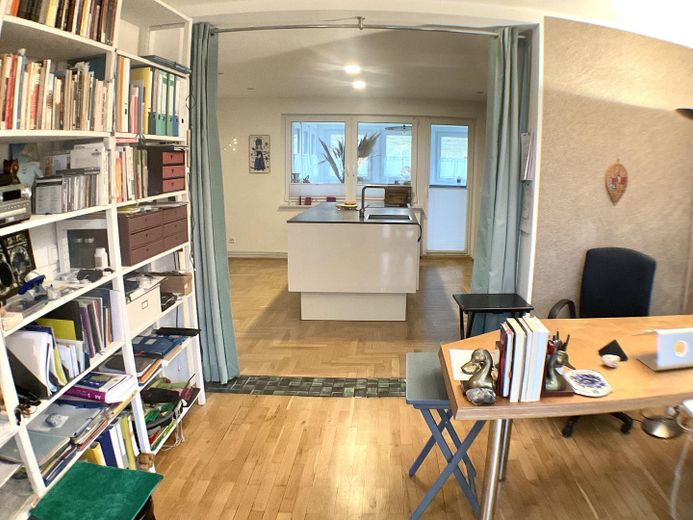 Schönes, solide saniertes und bezugsfertiges Haus auf Rügen mit Photovoltaik – Blick von Büro in Küche