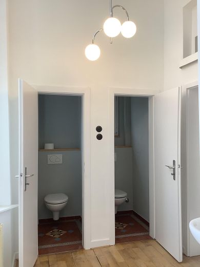 WG-ZIMMER-VERMIETUNG – Moderne 4er-WG – KEINE komplette Wohnung!! – Toiletten