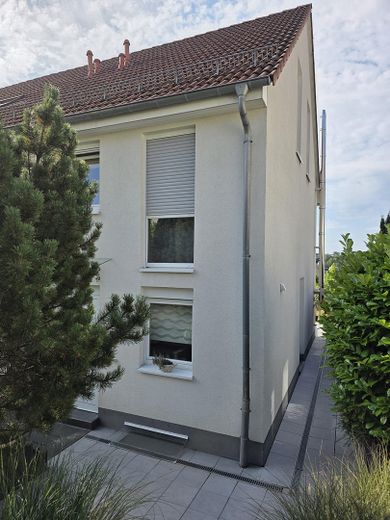 Gepflegtes Reihenendhaus mit schönem Garten, überdachter Terrasse, Kamin und Carport – Vorder- und Seitenansicht
