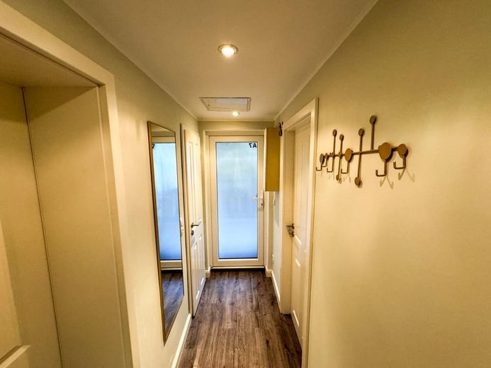 Voll möbliertes 2 1/2 Zimmer Apartment mit Balkon und High-Speed-Internet – Flur