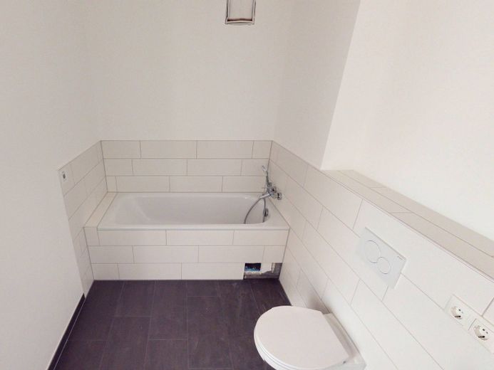 Helle 4-Zimmer-Wohnung mit EBK, 2 BÄDERN und TERRASSE im Neubauquartier FIELD 4 – Bad I