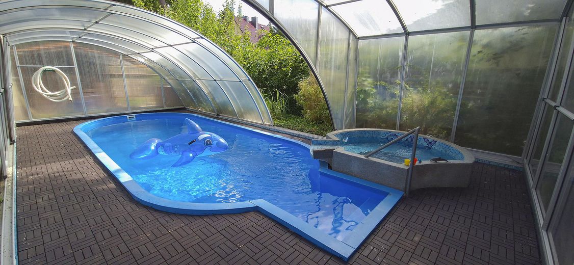 Pool, Whirlpool im Poolhaus