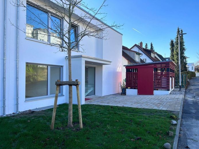 SENSATIONELL! Helle 3-Zimmer Garten-Wohnung mit schöner Terrasse und kleinem Garten – ... mit stilvollem Entree