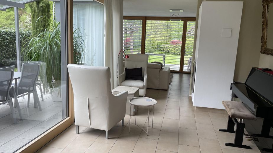 Maison d’architecte baignée de lumière dans un emplacement privilégié – Habiter avec une vue dégagée sur la verdure – Mittelzimmer EG