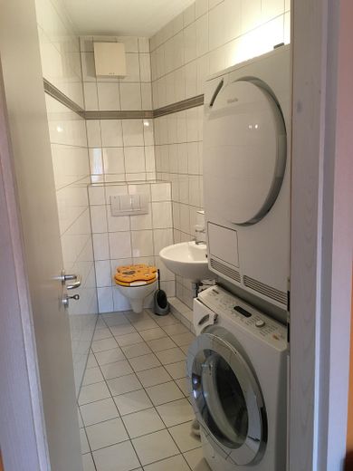 3 Zimmerwohnung mit 3 Tiefgaragenplätzen und 4 Balkonen – WC /Waschraum oben