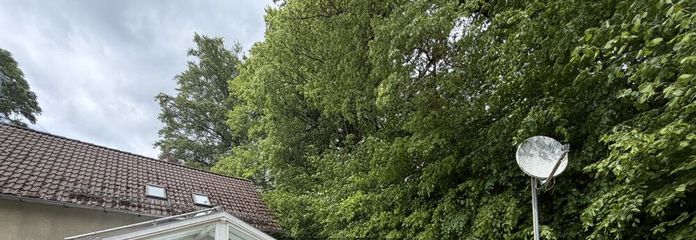 Freizeitgrundstück mit zwei Häusern, Wintergarten &amp; traumhaftem Ausblick – Bild 1