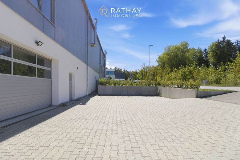 Surface de stockage attrayante de 400qm à louer à Schierling – Stellflächen PKW