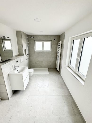 Tageslichtbad ausgestattet