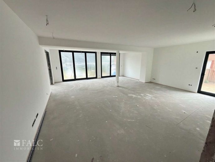 Großzügiges Zweifamilienhaus mit Einliegerhaus, 1.571 m² Grundstück – Wohn Esszimmer