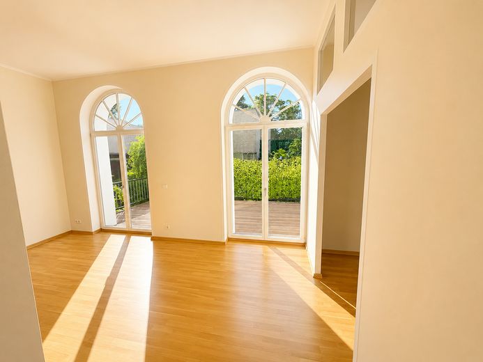 Herrschaftliche Hochparterrewohnung mit Terrasse, Kamin, Carport, in ruhiger Lage – Foto 1