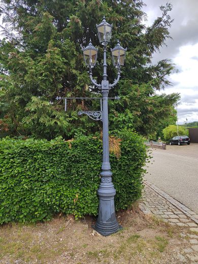 Kernsaniertes Bauerhaus unter Reet auf naturnahem Grundstück in Feldrandlage – Dreiarmiger Kandelaber Straße