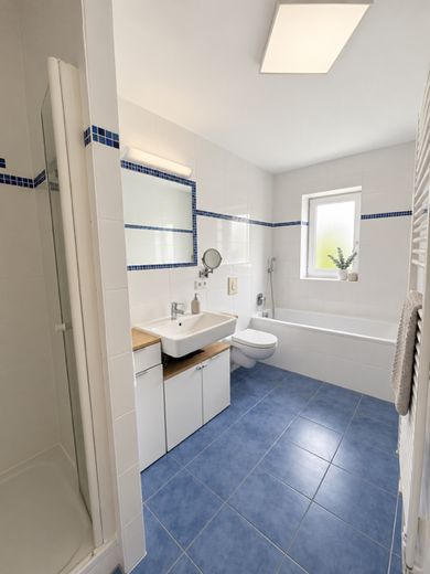 VON PRIVAT – Helle 3-Zimmer-Wohnung mit großem Südbalkon – Masterbad mit Wanne und Dusche