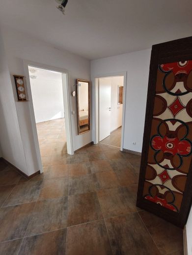 Zentral gelegene 80qm-Wohnung mit großem Sonnenbalkon – Flur