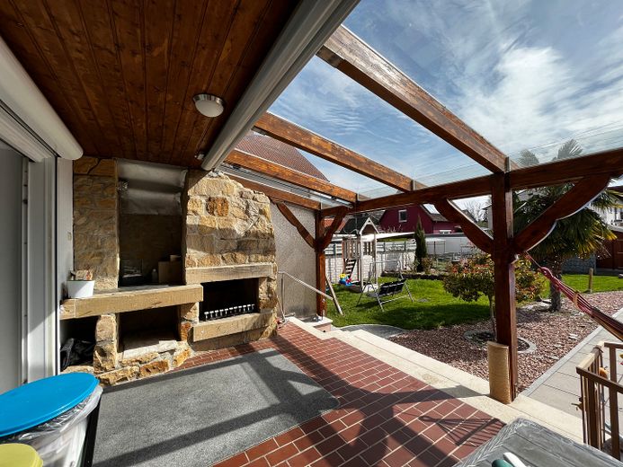 1-3 Familienhaus mit traumhaftem Garten und Pool – Außenkamin EG