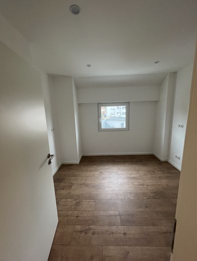 Kernsanierte 3-Zi-Wohnung mit Klimaanlage, Stellplatz & Garten, provisionsfrei – Küche