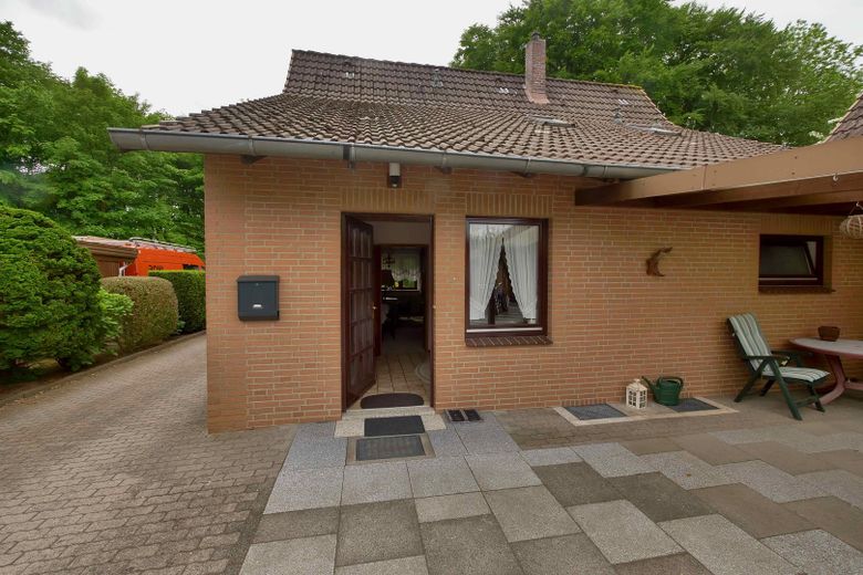 Gepflegtes Einfamilienhaus mit Nebengebäuden & großem Grundstück – Eingang