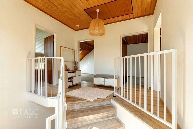 Nottuln nähe Münster - 5-Zimmer Doppelhaushälfte mit Garage, Garten und Keller – Treppenhaus oben - (KI generiert)