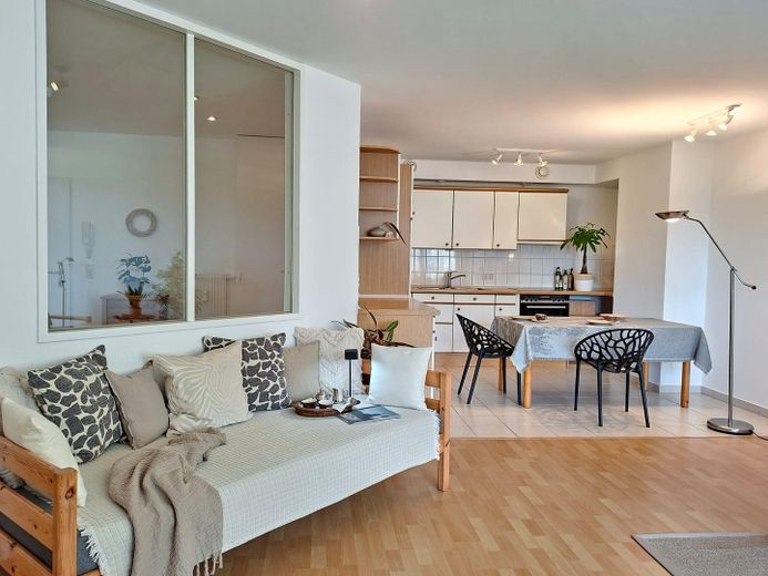 KURPARK-RESIDENZ Appartement en copropriété de 2 pièces, piscine/jacuzzi/sauna inclus dans les charges de copropriété, pompe à chaleur ! 1 place de parking en garage souterrain – Wohnbereich - Blick zur Küche