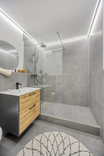 Provisionsfrei & Erstbezug nach Sanierung! Modern, hell & hochwertig – 3 Zimmer mit Garten – Bad_1